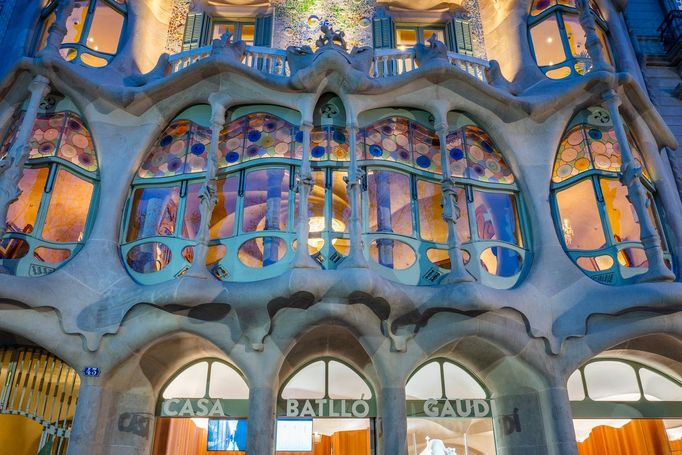 Dům Casa Batlló Gaudí navrhl pro textilního magnáta Josepa Batlló i Casanovase. Budova je známá svou fasádou s balkóny ve tvaru lebek a prvky evokujícími holenní kosti.