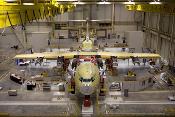A 400M, nový náklaďák oblohy NATO, poprvé vzlétl