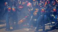 Max Verstappen v boxech Red Bullu během VC Austrálie F1 2024