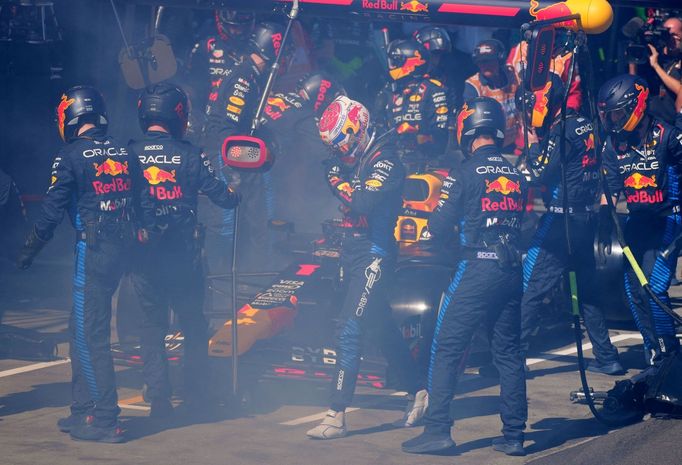 Max Verstappen v boxech Red Bullu během VC Austrálie F1 2024