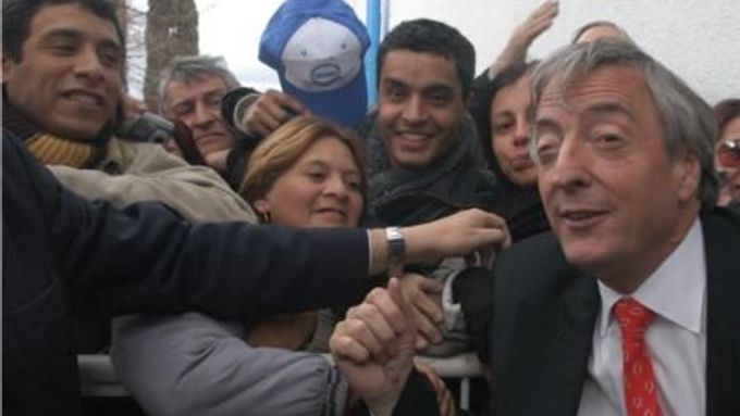 Argentinský prezident Nestor Kirchner ví, jak se zalíbit. Na snímku je zachycen během čtvrtečního slavnostního předávání nového sportoviště v Buenos Aires