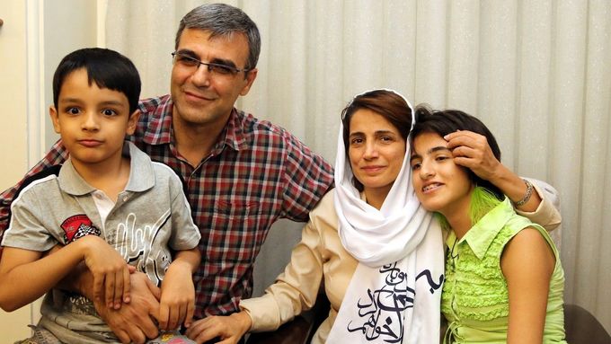 Nasrín Sotúdiová s manželem Rezou Khandanem a jejich dvěma dětmi v roce 2013.
