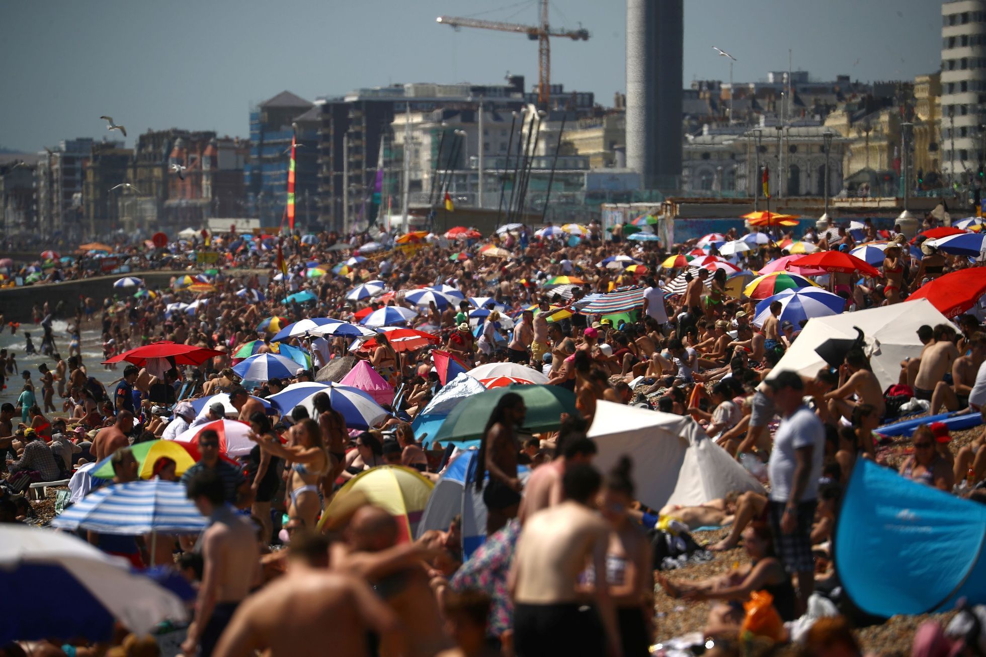 británie pláže covid davy rozestupy
