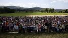 Spectators watch as Alexander Loukos (unseen), British boxer of Greek descent, runs with the Olympic flame during the Olympic torch relay at the site of ancient Olympia in Greece May 10, 2012. REUTERS/Kevin Coombs (GREECE - Tags: SPORT OLYMPICS) Published: Kvě. 10, 2012, 11:10 dop.