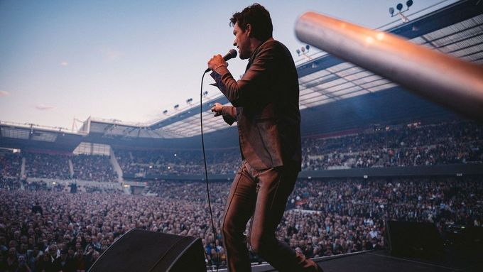Brandon Flowers na snímku z loňského vystoupení The Killers na stadionu v anglickém Middlesbrough.