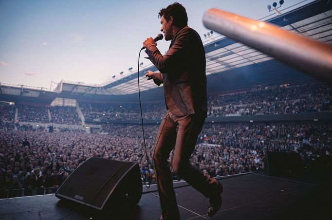 Brandon Flowers na snímku z loňského vystoupení The Killers na stadionu v anglickém Middlesbrough.