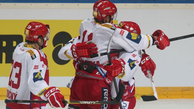 Hokejisté Slavie poprvé v sezoně dostali více než jeden gól. I přes šest inkasovaných gólů však v Chomutově vyhráli.
