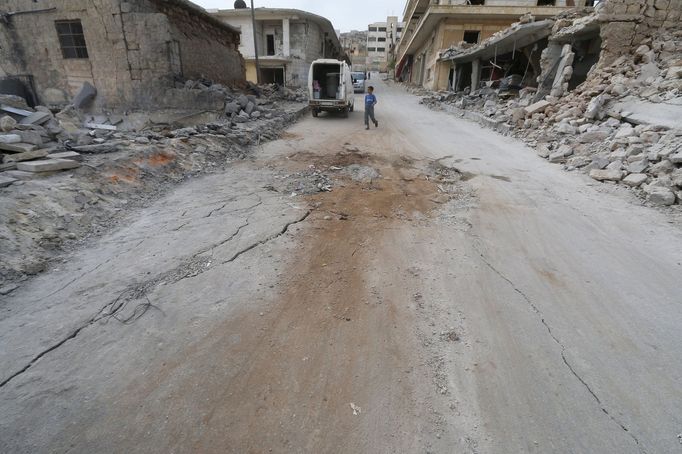 Následky ruských náletů v Darát Izzá v syrské provincii Aleppo.