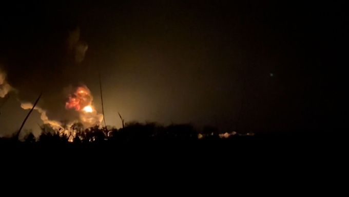 Následky sobotních útoků: požár zásobníku ropy ve Vasylkivu, hořící plynovod v Charkově a ostřelování civilních budov v Buči