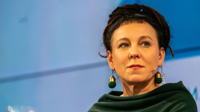 Nobelova cena za literaturu za rok 2018 byla udělena s ročním zpožděním, až vloni ji získala Olga Tokarczuková.