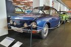 Tím se pomalu dostáváme k hlavním lákadlům muzea. Toto je například Škoda 110 R, respektive její prototyp dokončený v roce 1970. Originální kus s metalízou byl po ukončení testování poslán jako dar sovětskému vůdci Leonidu Iljiči Brežněvovi. Ten ho však odmítl, sbíral totiž americké automobily.