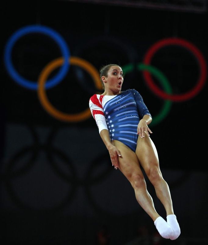 Americká gymnastka Savannah Vinstant při olympijském vystoupení na trampolíně.