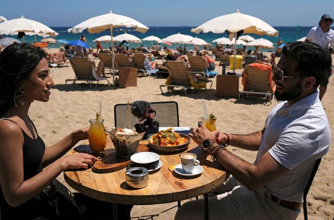 Noční život v Barceloně teď kvůli rychlému šíření koronaviru na chvíli ustane.