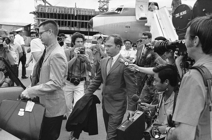 Přeživší masakru ve vesnici My Lai ve Vietnamu. Snímek z března 1968.