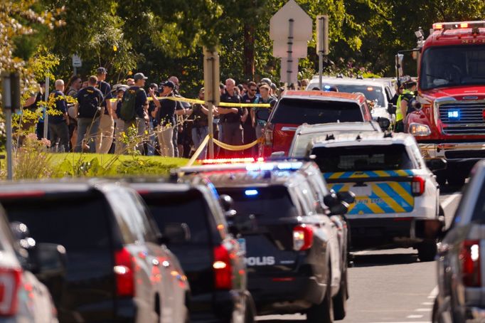 Místo střelby je plné policejních hlídek a záchranářů.