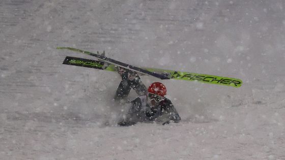 Fujavice, pády i zkoprnělé atrapy fanoušků. Tak se bojovalo o skokanský titul