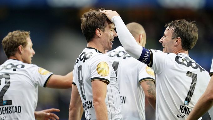 Počínání fotbalistů Rosenborgu Trondheim v norské lize by mohlo sledovat až deset diváků na stadionu