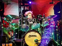 Jason Cooper v The Cure bubnuje od roku 1995.