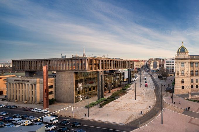 Panoramatický snímek Nové budovy Národního muzea na snímku z roku 2019.