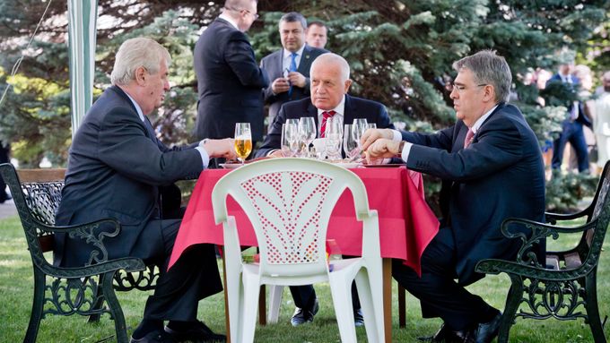 Foto: Sešli se na ruské ambasádě. Na konec války si připili Zeman, Klaus i Nečas