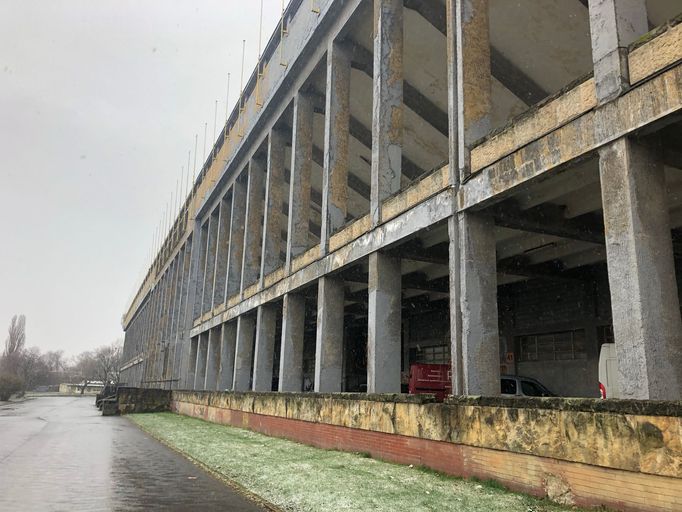 Kdysi krásný stadion, za komunistů se v něm odehrávaly spartakiády, později se nechal zchátrat. Nepochopitelné. Stává se z něj pomalu ruina.