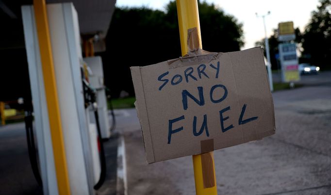 A sign showing customers that fuel has run out is pictured at the Hilltop Garage petrol station, in Rothley, Leicestershire, Britain, September 25, 2021.  REUTERS/Carl Re