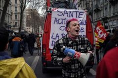 Ve Francii se opět protestovalo proti důchodové reformě, demonstrace narušily dopravu