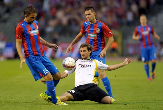 Fotbalista Lokerenu Jorgos Galicios bojuje o míč s Markem Bakošem (vlevo) v utkání Evropské ligy 2012/13 s Viktorií Plzeň.