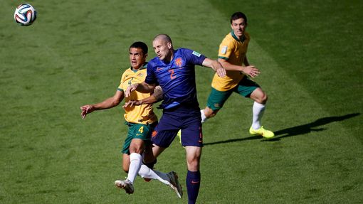 Australia's Tim Cahill (L) and Ron Vlaar of the Netherlands fight for the ball during their 2014 World Cup Group B soccer match at the Beira Rio stadium in Porto Alegre J