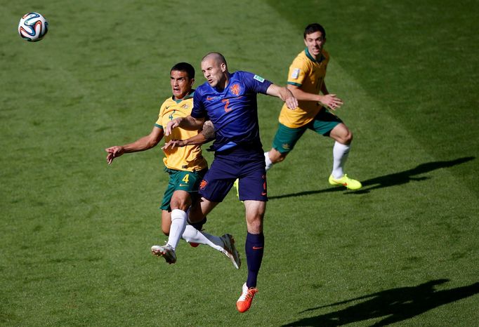 Australia's Tim Cahill (L) and Ron Vlaar of the Netherlands fight for the ball during their 2014 World Cup Group B soccer match at the Beira Rio stadium in Porto Alegre J