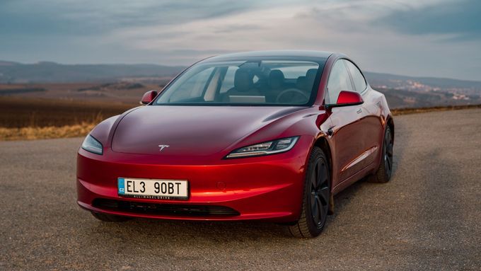 Tesla Model 3 minulý měsíc zlevnila, navíc je o americké elektromobily v rámci dotace velký zájem.