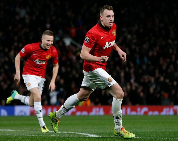 Phil Jones z Manchesteru United slaví gól proti Doněcku