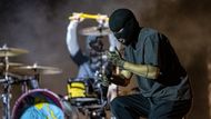 Koncertem amerického dua Twenty One Pilots (na snímku), který sledovalo několik desítek tisíc lidí, ve středu vyvrcholil první den festivalu Colours of Ostrava.