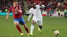 Danny Rose a Lukáš Masopust v utkání kvalifikace ME 2020 Česko - Anglie