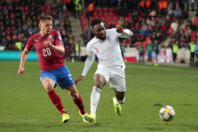 Danny Rose a Lukáš Masopust v utkání kvalifikace ME 2020 Česko - Anglie