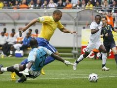 Brazilec Ronaldo dává gól brankáři Ghany Richardu Kingstonovi. Tím se stal nejlepším střelcem v historii MS.