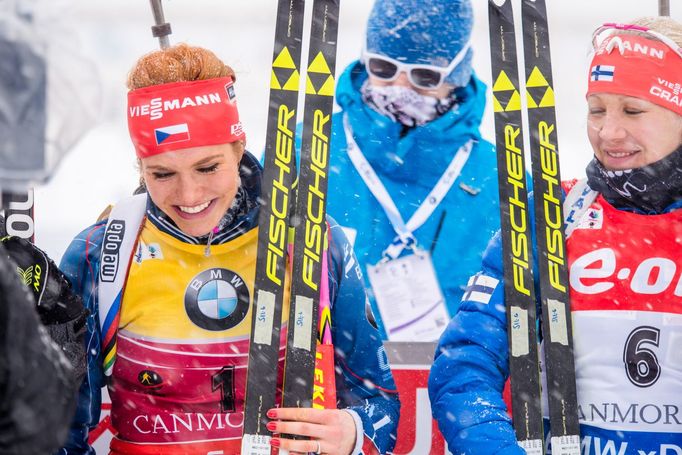 SP v Canmore, hromadný start Ž: Gabriela Soukalová a Kaisa Leena Mäkäräinenová