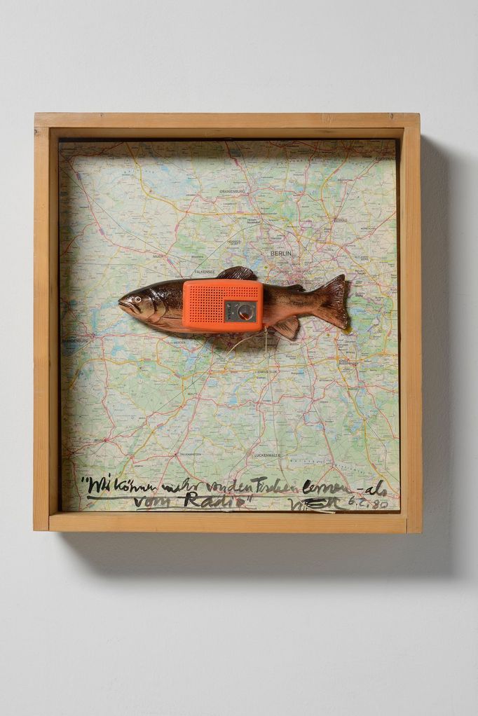 Wolf Vostell (1932-1998): Fish with Radio, 1980, mixed media, 53 × 48 × 9,5 cm.