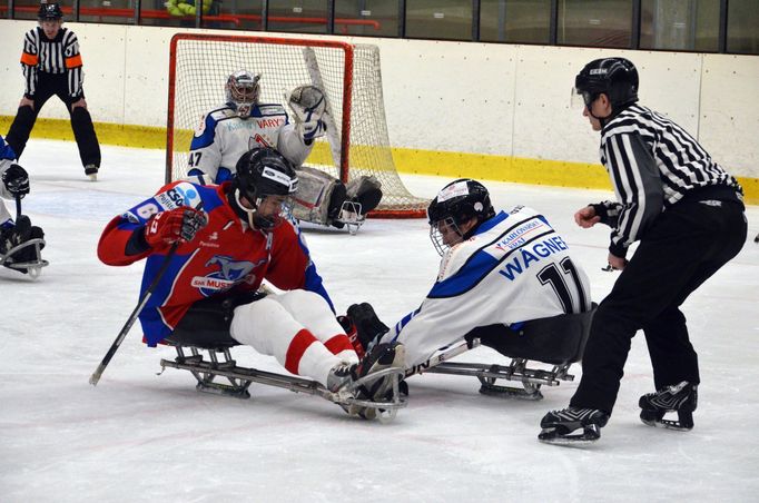 Pardubičtí sledge hokejisté první zápas play-off zvládli. Doma porazili Karlovy Vary 5:0 a jsou krok od postupu do finále.