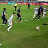 Dominik Livakovič zasahuje v semifinále MS 2022 Argentina - Chorvatsko