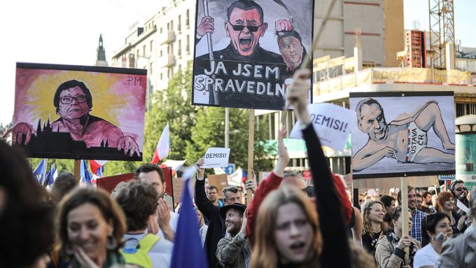 Přímý přenos: Dav na Václavském náměstí žádá demisi Benešové i Babiše
