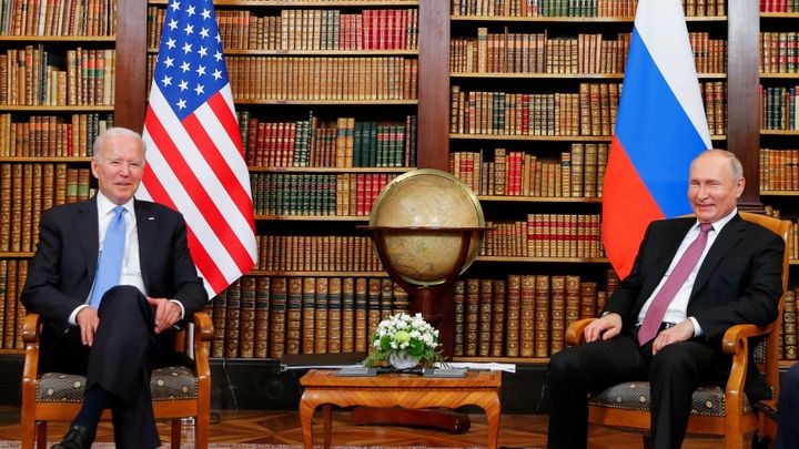 Jako vypíchnout Putinovi oči. Biden může Navalného smrt pomstít obzvlášť tvrdě
