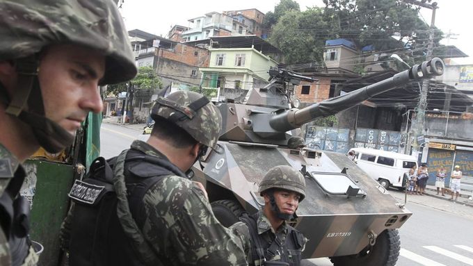 Toto není film: Brazilští vojáci likvidují ve slumech drogové gangstery