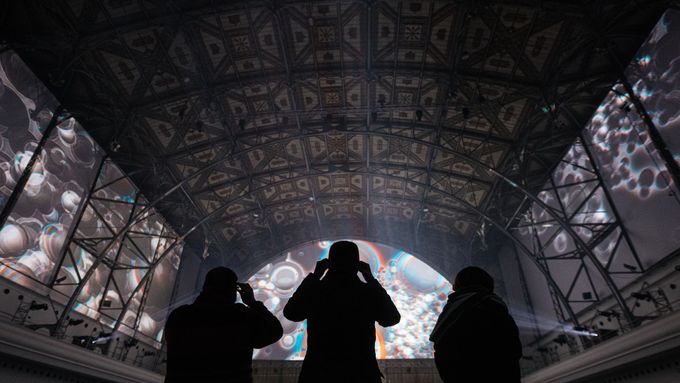 Foto: Signal ozářil Prahu. Světelné show jsou ve znamení covidu, přírody a klimatu