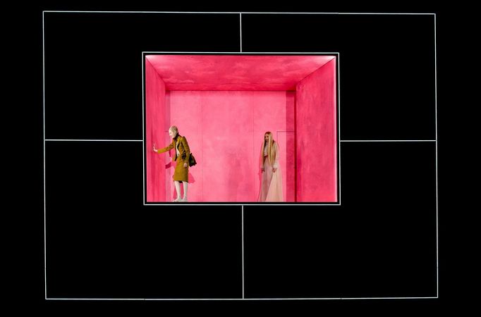 Julia Windischbauerová jako Alžběta, královna anglická a Franziska Machensová v roli Marie Stuartovny, královny skotské.