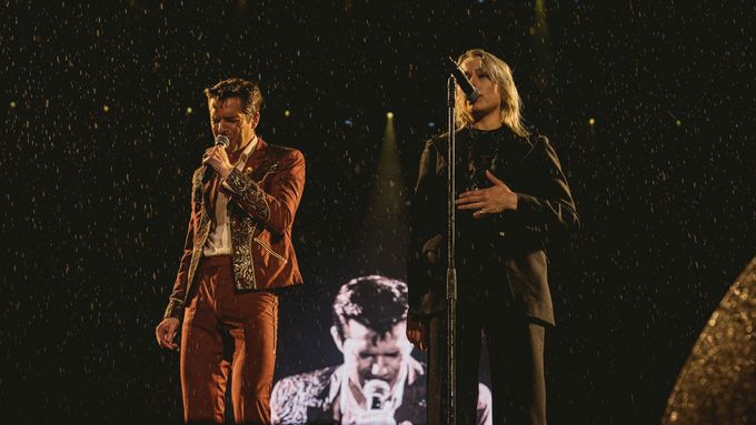 Skladbu Runaway Horses natočila kapela The Killers s písničkářkou Phoebe Bridgers. Na Colours ji uvedli v koncertní premiéře. Foto: Jiří Zerzoň
