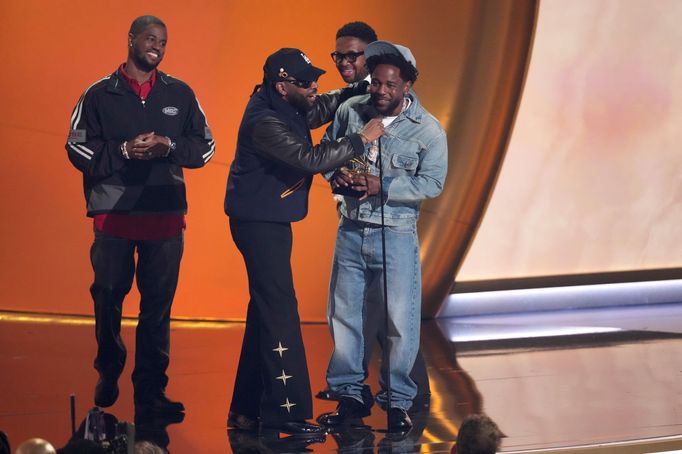 Raper Kendrick Lamar dostává Grammy pro skladbu roku Not Like Us.