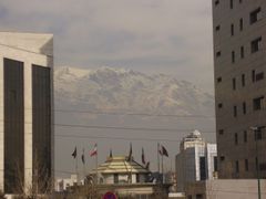 Pohoří Elborz na severu Teheránu se často ztrácí ve smogu. Tento záběr byl pořízen v den, který ještě patří k těm lepším.