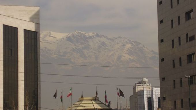 Teherán je často zahalen do hustého smogu