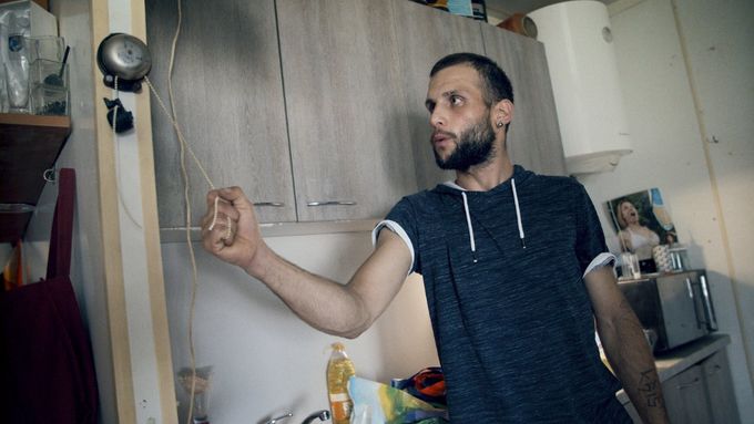 Dokument Byt či nebýt bude v českých kinech k vidění od 3. listopadu.